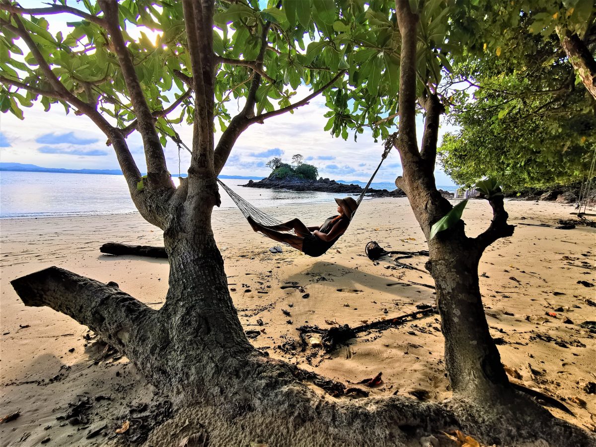 Vista a la Isla Kapas con Mari de HiExplorers como modelo